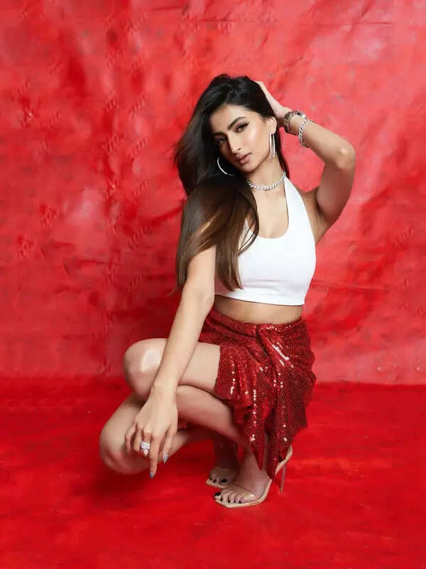 Palak Tiwari shares sun-kissed pictures in purple crop top and printed pants