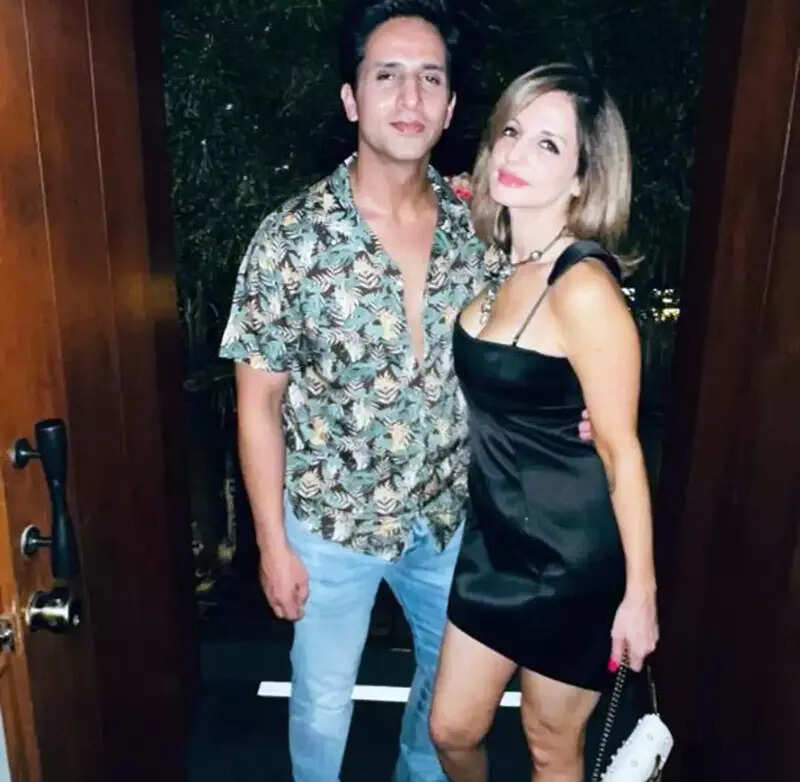 Lovely pictures of Hrithik Roshan, Saba Azad partying with Sussanne Khan, Arslan Goni go viral