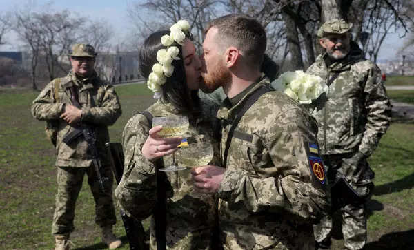 Ukrainian reservists marry amid war; see pics