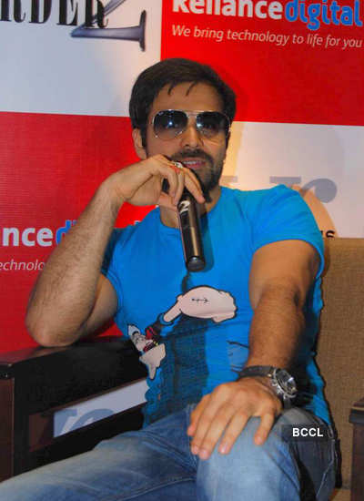 Emraan at Reliance store