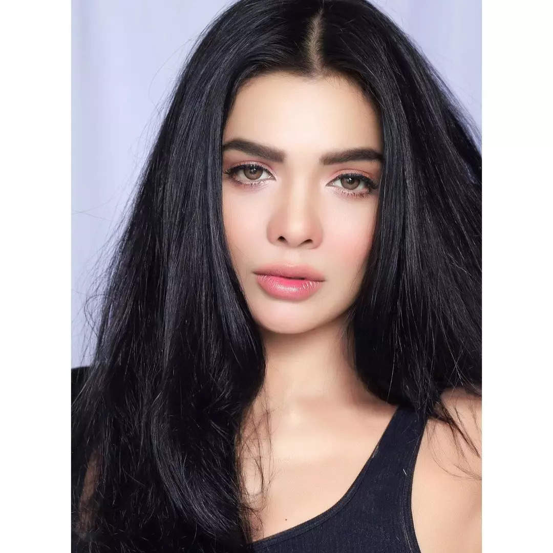 Pakistani model Sara Loren's beauty will make you fall for her even more