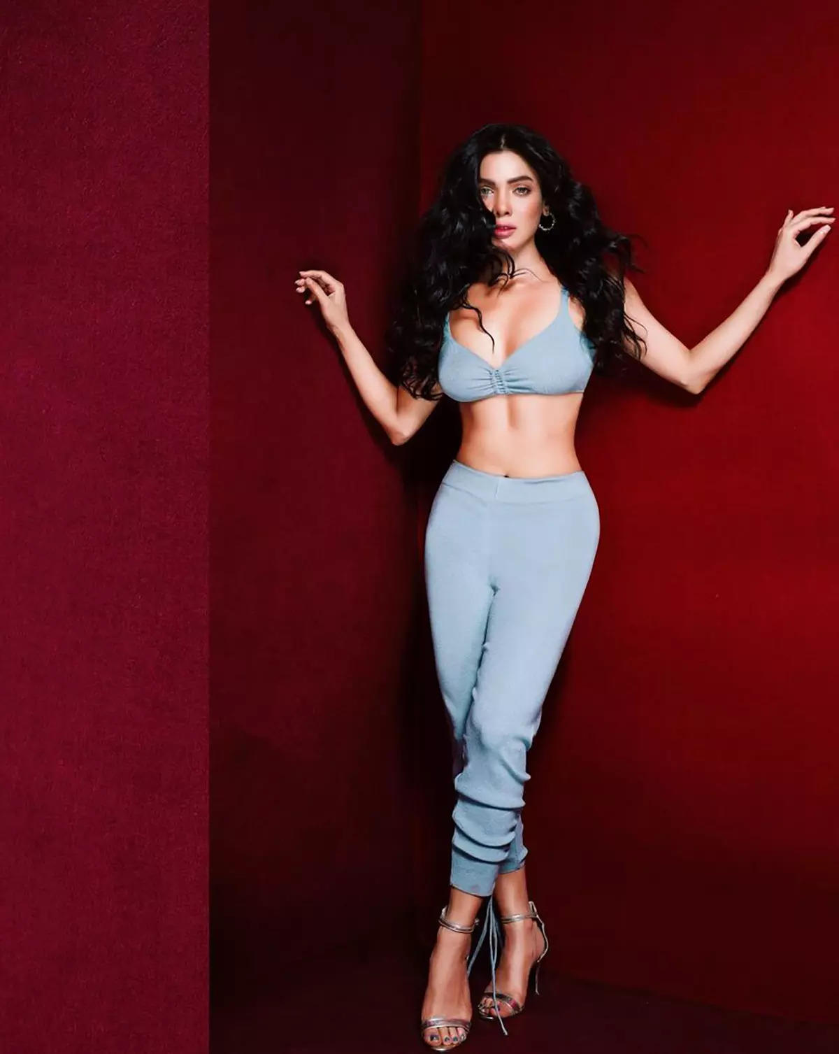 Pakistani model Sara Loren's beauty will make you fall for her even more