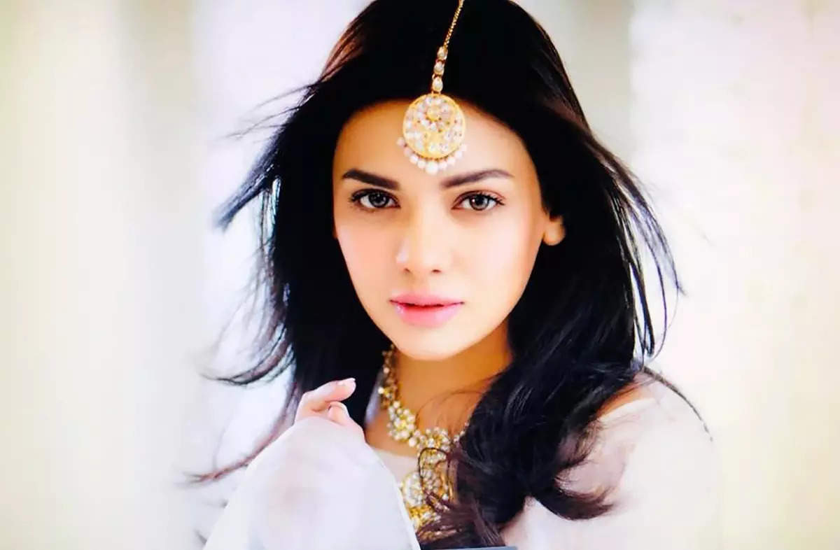 Pakistani model Sara Loren's beauty will make you fall for her even more