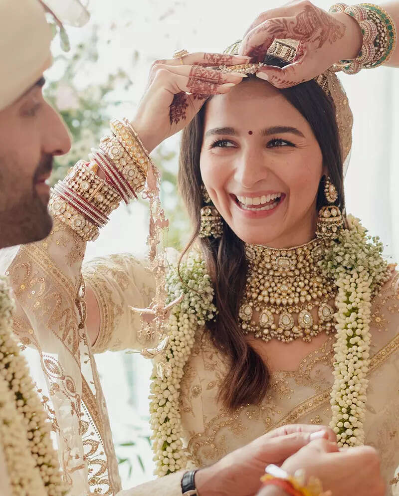 Bride Alia Bhatt shares first pictures with hubby Ranbir Kapoor from their intimate white wedding