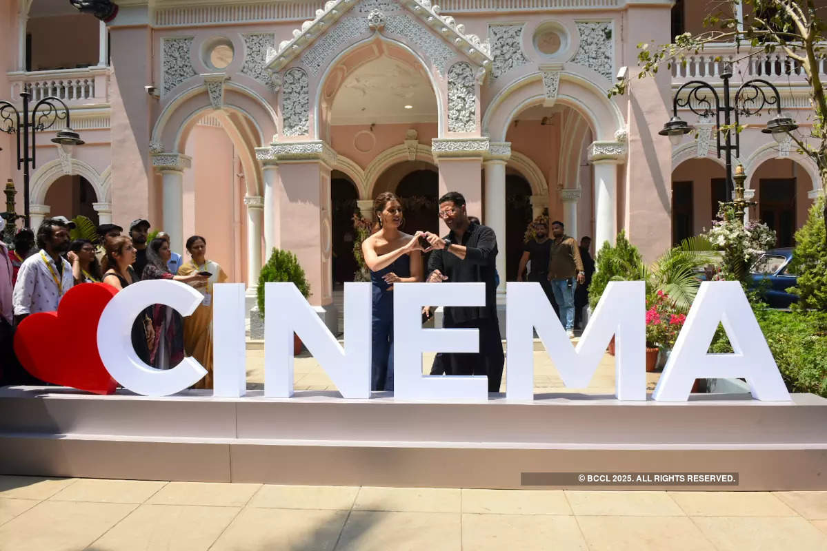 Akshay Kumar & Kriti Sanon visit the National Museum of Indian Cinema