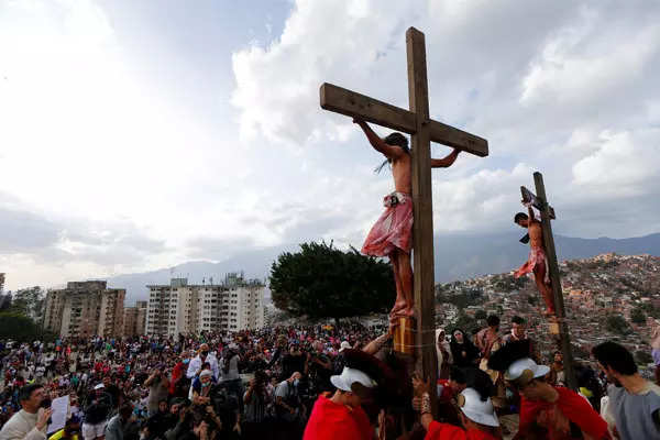 25 images from Easter celebrations around the world