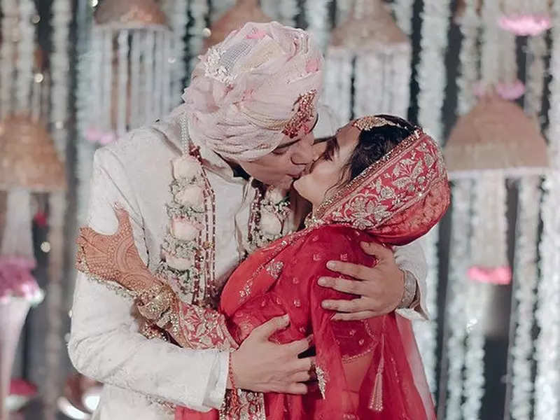 Inside pictures from VJ Cyrus Sahukar and Vaishali Malahara's wedding go viral