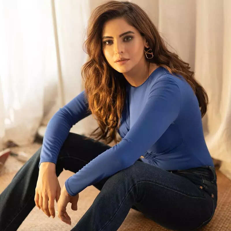 <BR> sets the temperature soaring with these pictures!