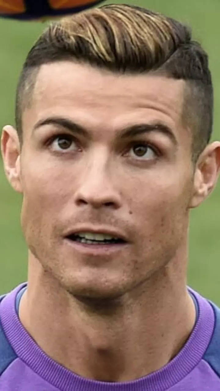 VIDEO: Cristiano Ronaldo under the spotlight! Hollywood duo Bryan Cranston  & Bryce Dallas Howard rate haircuts of 'beautiful' Al-Nassr star, 'iconic'  Erling Haaland & more | Goal.com