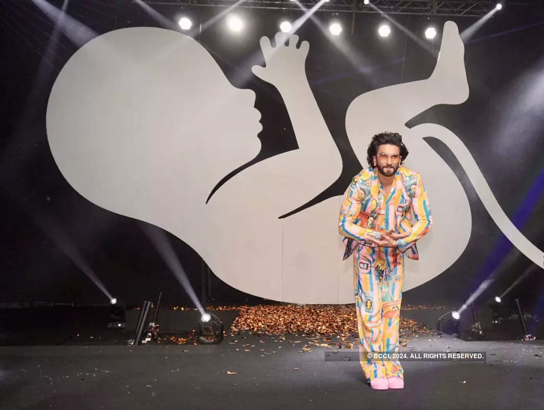 Ranveer Singh makes a 'dhamakedar' entry at the trailer launch of Jayeshbhai Jordaar
