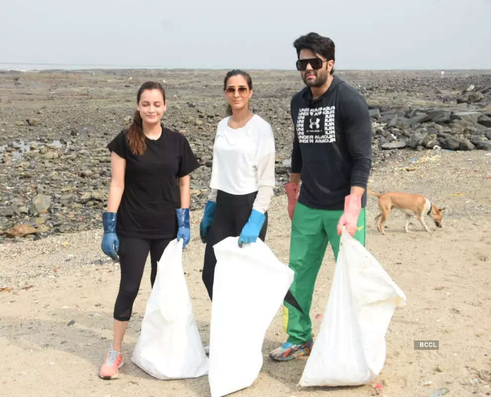 Earth Day 2022: Dia Mirza, Pragya Kapoor, and Maniesh Paul participate in a beach clean up drive