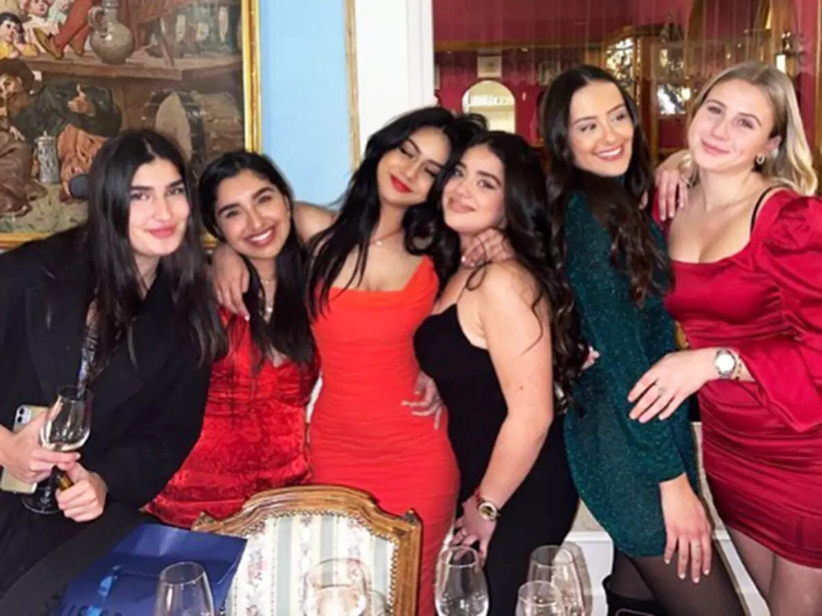 Unseen party picture of Nysa Devgn in a black crop top goes viral; fans call her Kajol&rsquo;s doppelganger