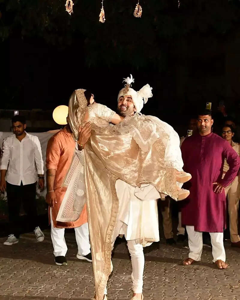 Alia Bhatt is the happiest bride in these unseen pictures with Ranbir Kapoor from their wedding festivities