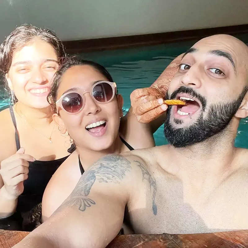 New pool pictures of Ira Khan with her friends show us how to beat the scorching summer