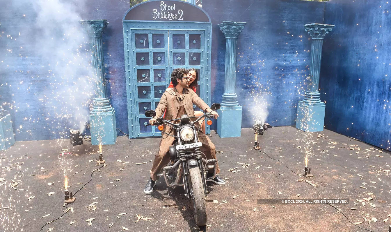Kartik Aaryan & Kiara Advani launch the trailer of 'Bhool Bhulaiyaa 2' in style