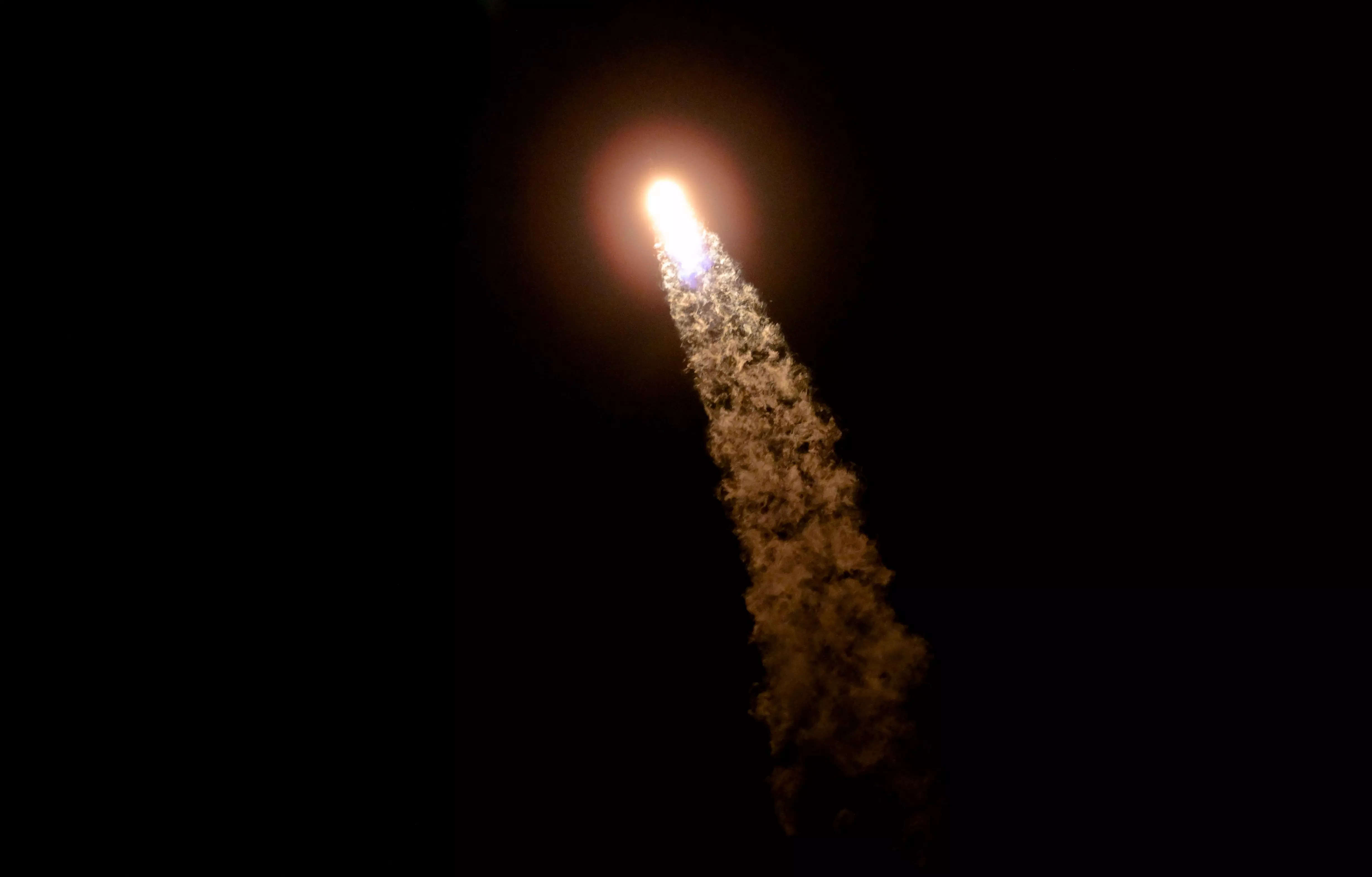 SpaceX blasts off to space station