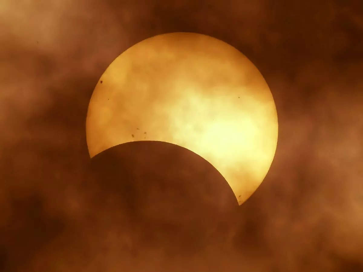 During a full solar eclipse, does the moon show up on the other side of the  planet? - Quora