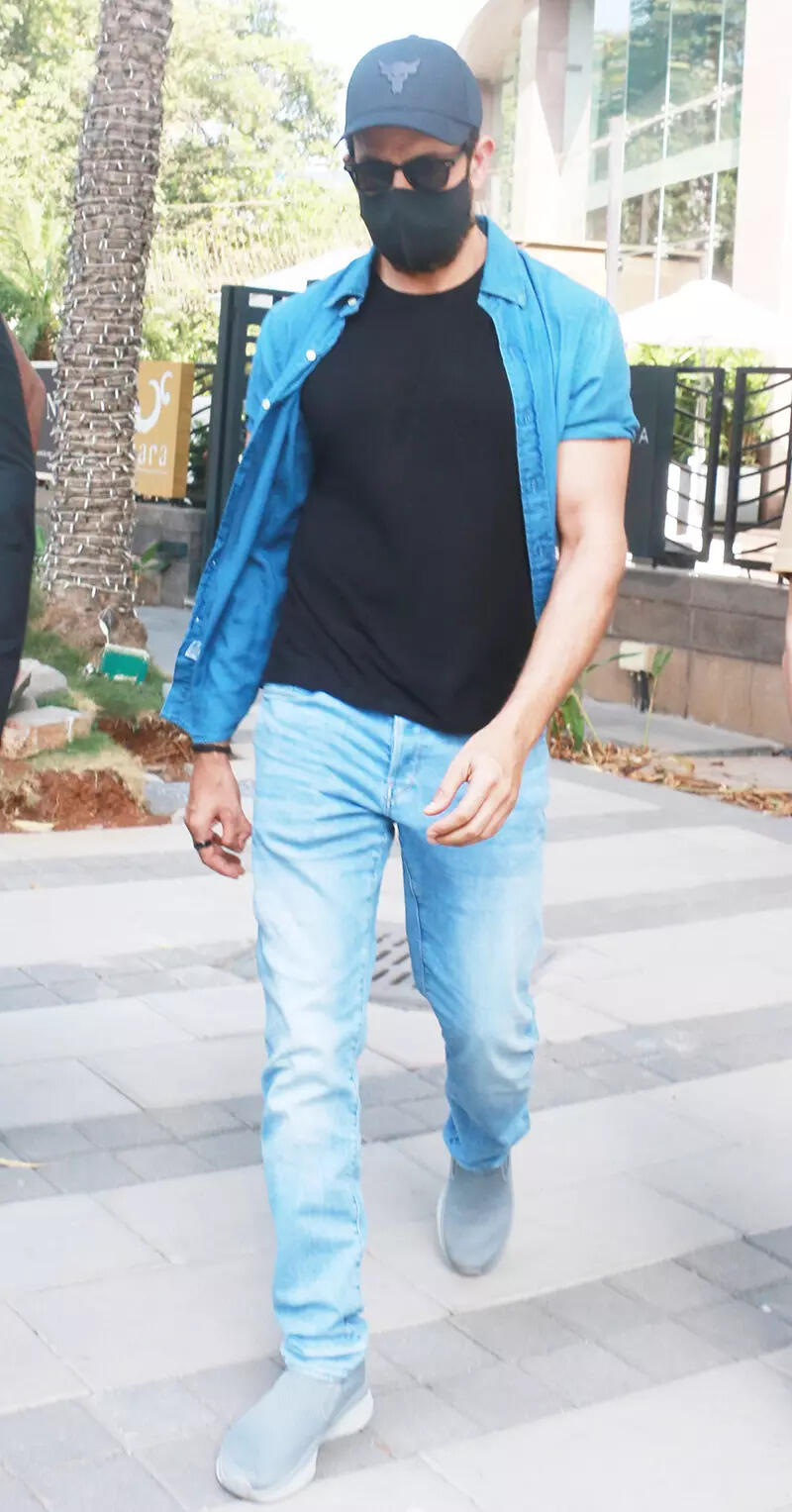 Hrithik Roshan and ex-wife Sussanne Khan bond over lunch on son Hridaan's birthday; pics go viral