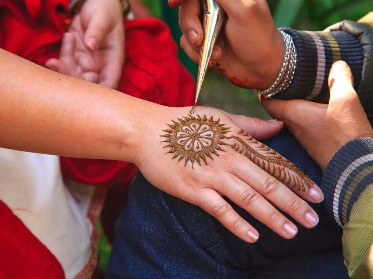 easy mehendi designs for hands latest 2022