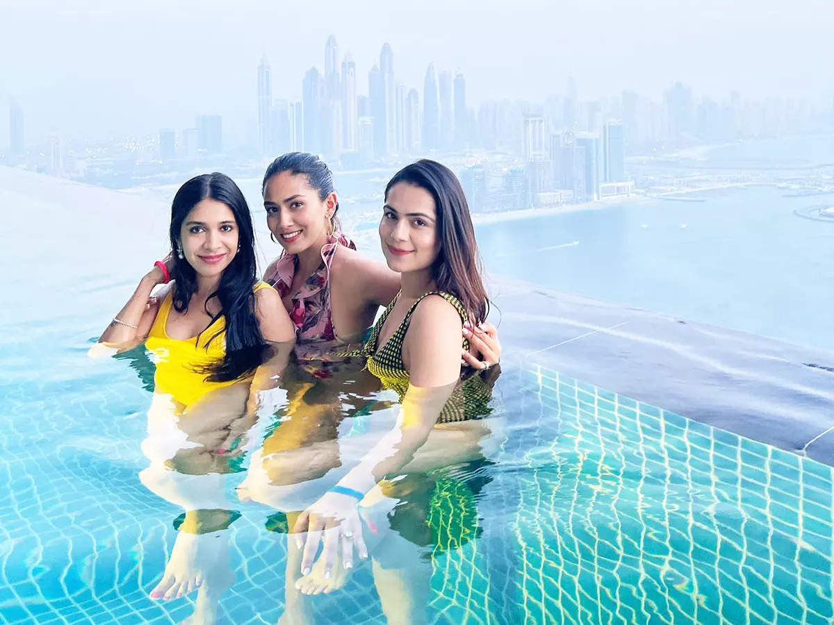 From chilling in a pool to feasting on pizza, inside pictures from Mira Rajput's all-girls Dubai trip
