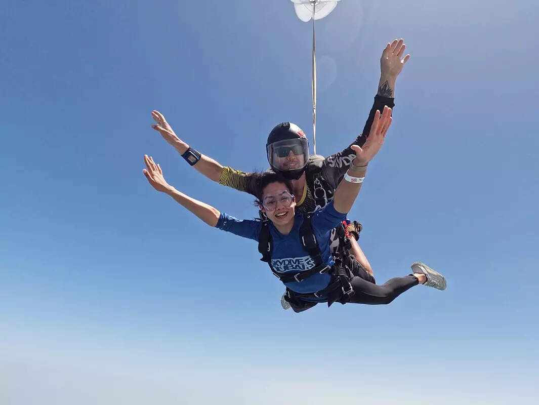 From chilling in a pool to feasting on pizza, inside pictures from Mira Rajput's all-girls Dubai trip