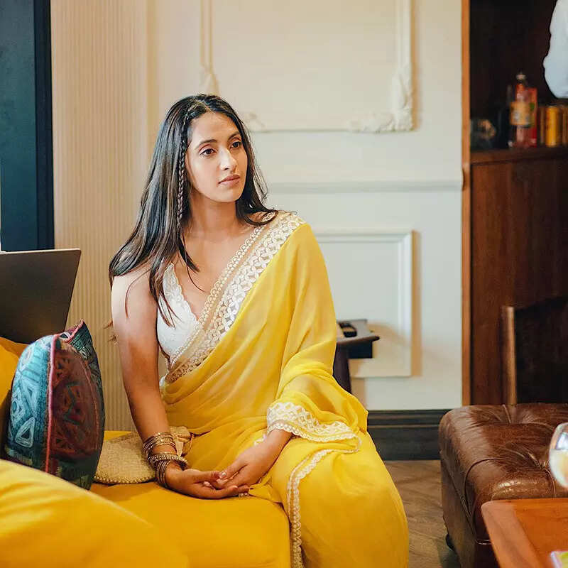 These emotional moments of Alia Bhatt with BFF Akansha Ranjan Kapoor from her mehendi you can't just miss