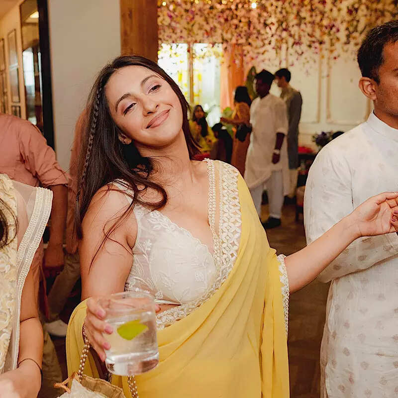 These emotional moments of Alia Bhatt with BFF Akansha Ranjan Kapoor from her mehendi you can't just miss