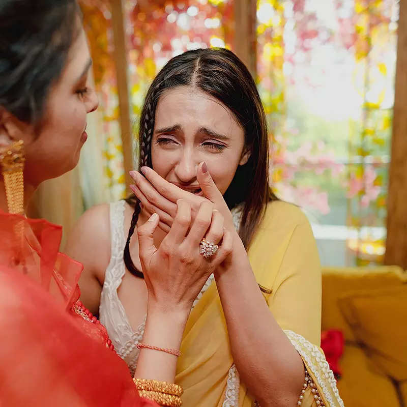 These emotional moments of Alia Bhatt with BFF Akansha Ranjan Kapoor from her mehendi you can't just miss