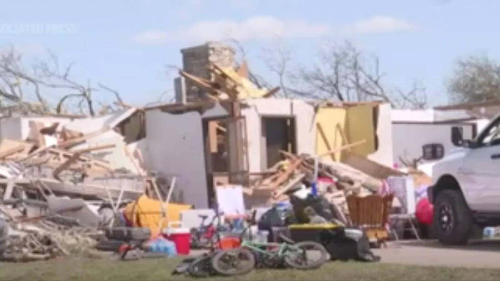 Kansas tornado damages more than 1,000 buildings