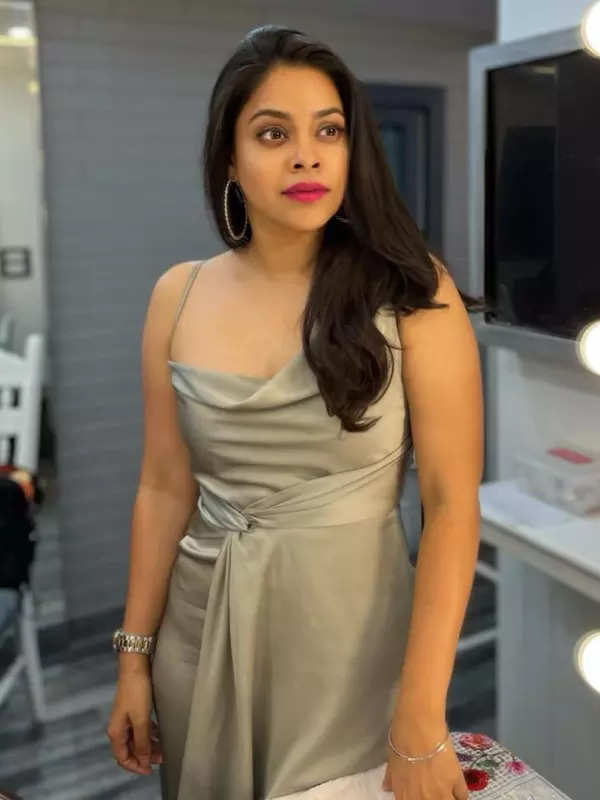 sumona chakravarti hot in comedy nights with kapil in blue dress