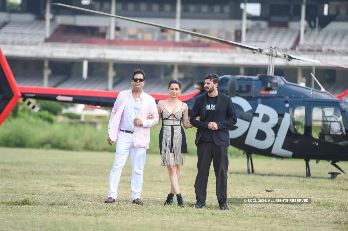 Kangana Ranaut makes 'Dhaakad' entry in a helicopter at the film's trailer launch