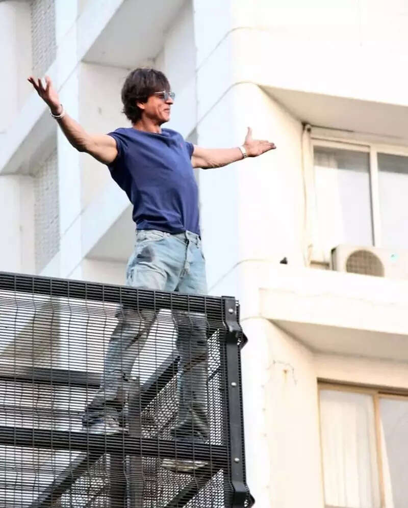 Shah Rukh Khan greets fans with selfies and signature pose; fans call it &lsquo;Perfect Eidi&rsquo;