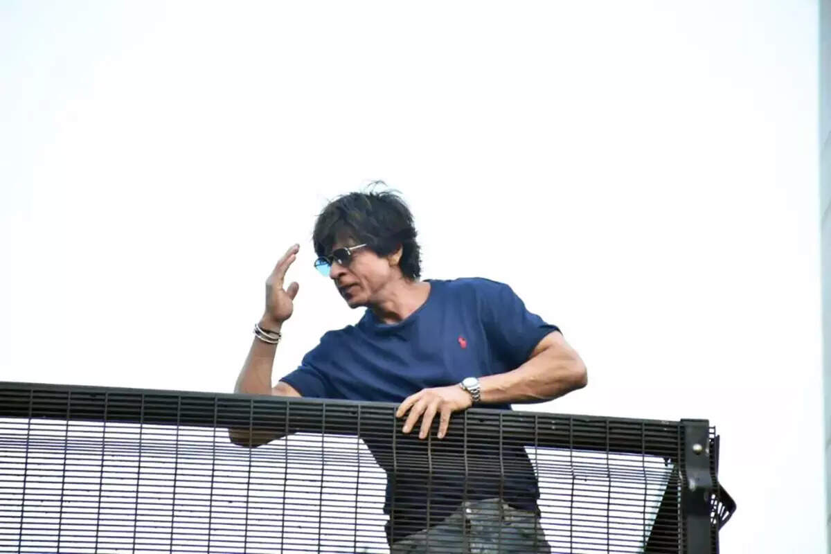 Shah Rukh Khan greets fans with selfies and signature pose; fans call it &lsquo;Perfect Eidi&rsquo;