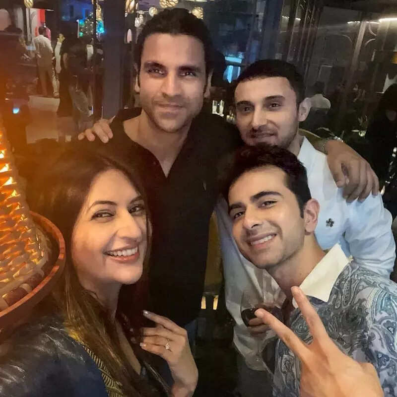 Veenaa Sikcand's 75th birthday party pictures