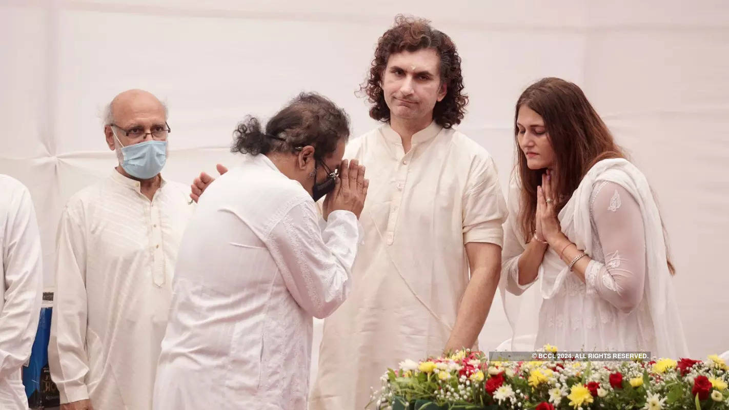 Pandit Shivkumar Sharma funeral: Amitabh Bachchan, Javed Akhtar and others pay last respects
