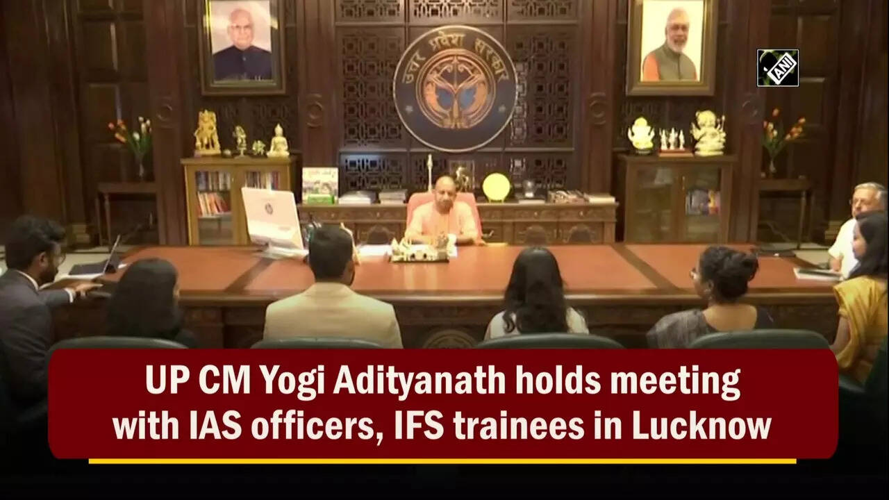 ias: UP CM Yogi Adityanath holds meeting with IAS officers, IFS ...