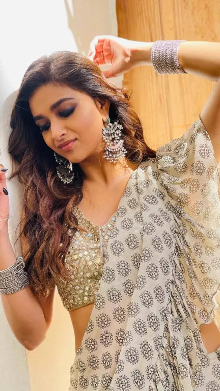 Keerthy Sureshs gorgeous stills from Sarkaru Vaari Paata | Times of India