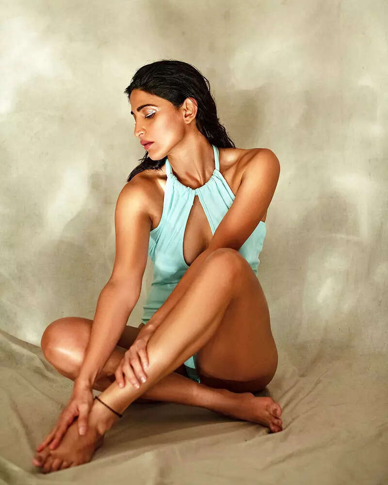 This glamorous picture of Aahana Kumra in an unbuttoned blazer will make you go wow!