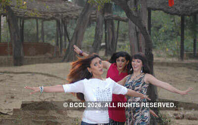 Hrishita Bhatt, Nauheed Cyrusi, Manshi