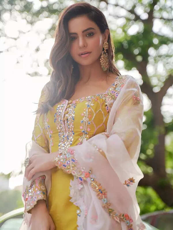 <BR> sets the temperature soaring with these pictures!