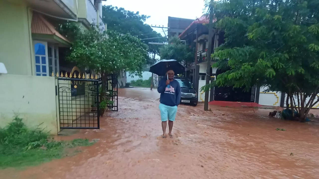 Bangalore Rain: 2 Workers Die, 3,000 Houses Flooded As Rain Batters B ...