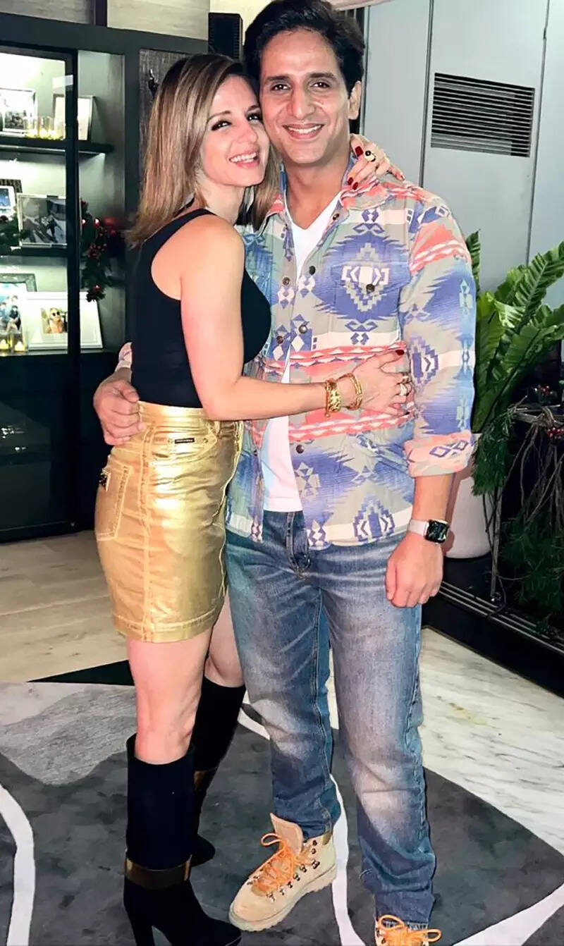 Sussanne Khan shares a mushy picture with beau Arslan Goni; calls it 'incredible'