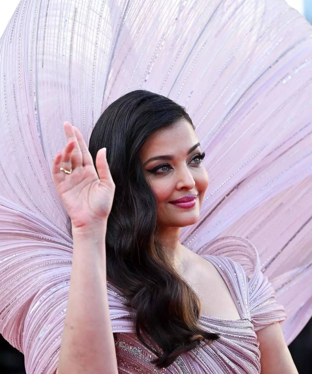 Photos: Aishwarya Rai Bachchan dons a stunning sculpted gown as she walks the red carpet of Cannes 2022 - Times of India