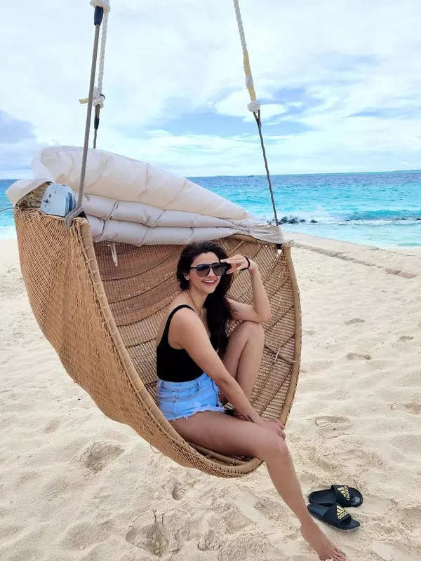 Daisy Shah shares throwback pictures from her dreamy Maldives vacation