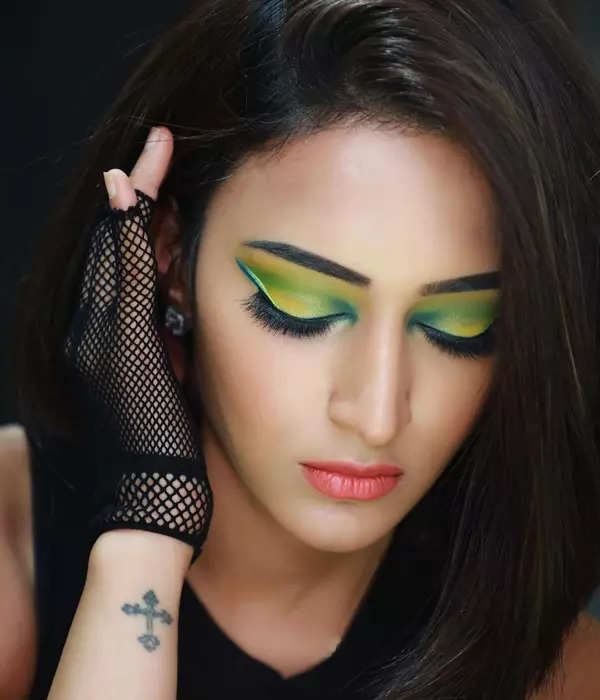 Erica Fernandes ups the glam quotient with her bewitching pictures