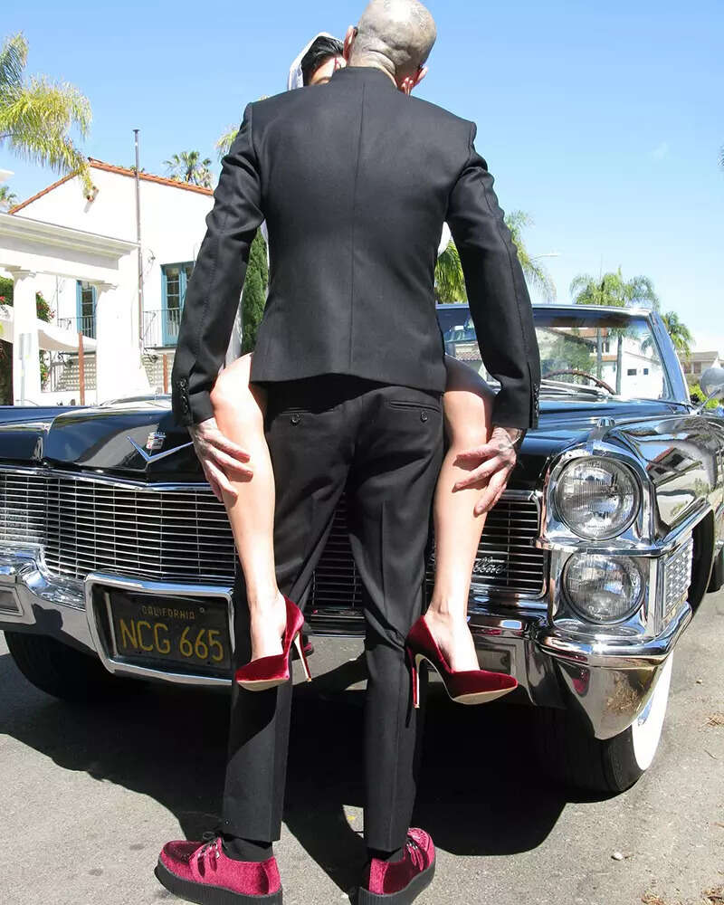 Kourtney Kardashian and Travis Barker celebrate their courthouse wedding with these mushy pictures