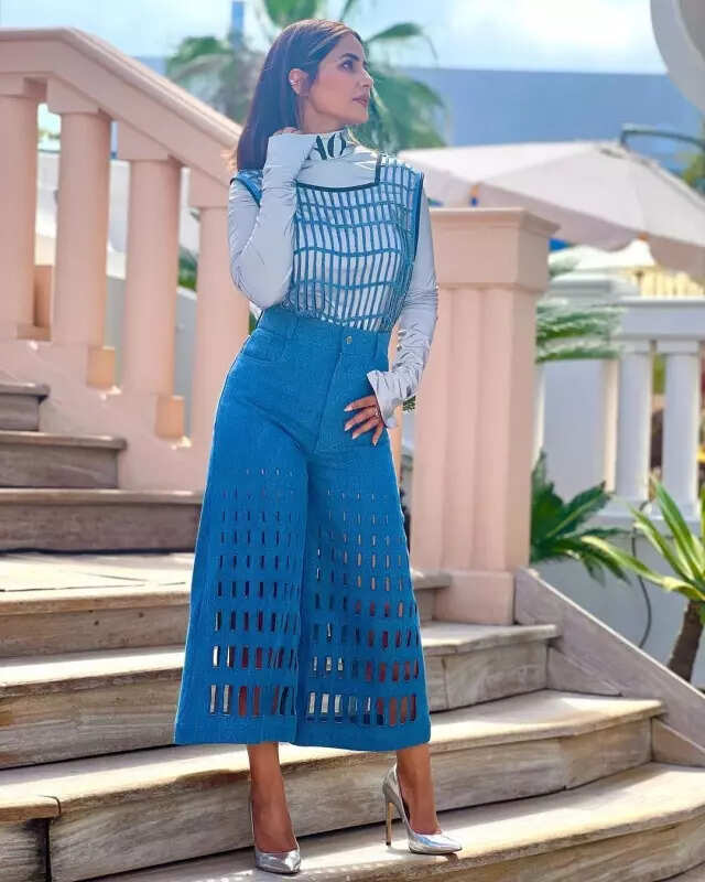 hina khan denim dress Hina Khan looks beautiful in this blue fit, absolutely rocking the look! Hina  khan, tv celeb, fashion