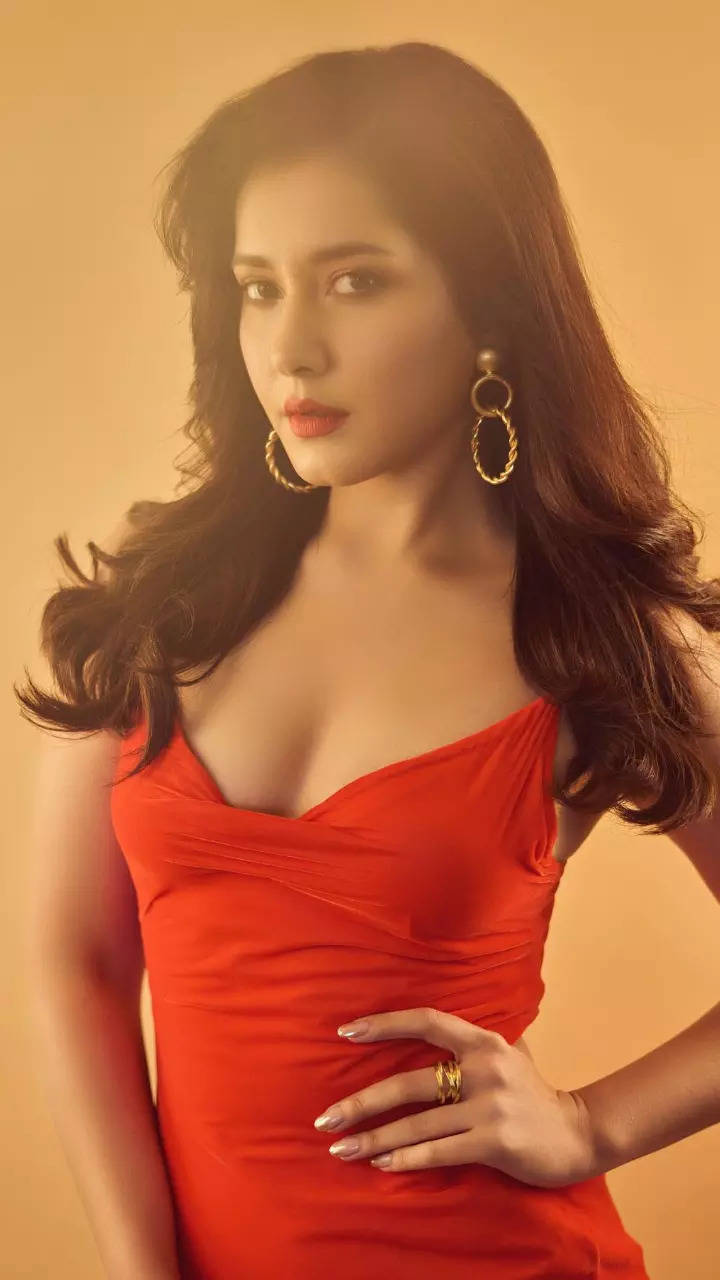 ​Best-dressed pics of Raashii Khanna that made our hearts skip a beat