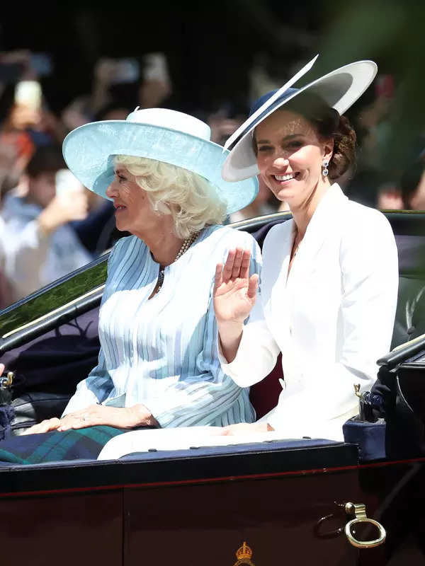 These pictures capture the Queen's Platinum Jubilee celebrations at Buckingham Palace