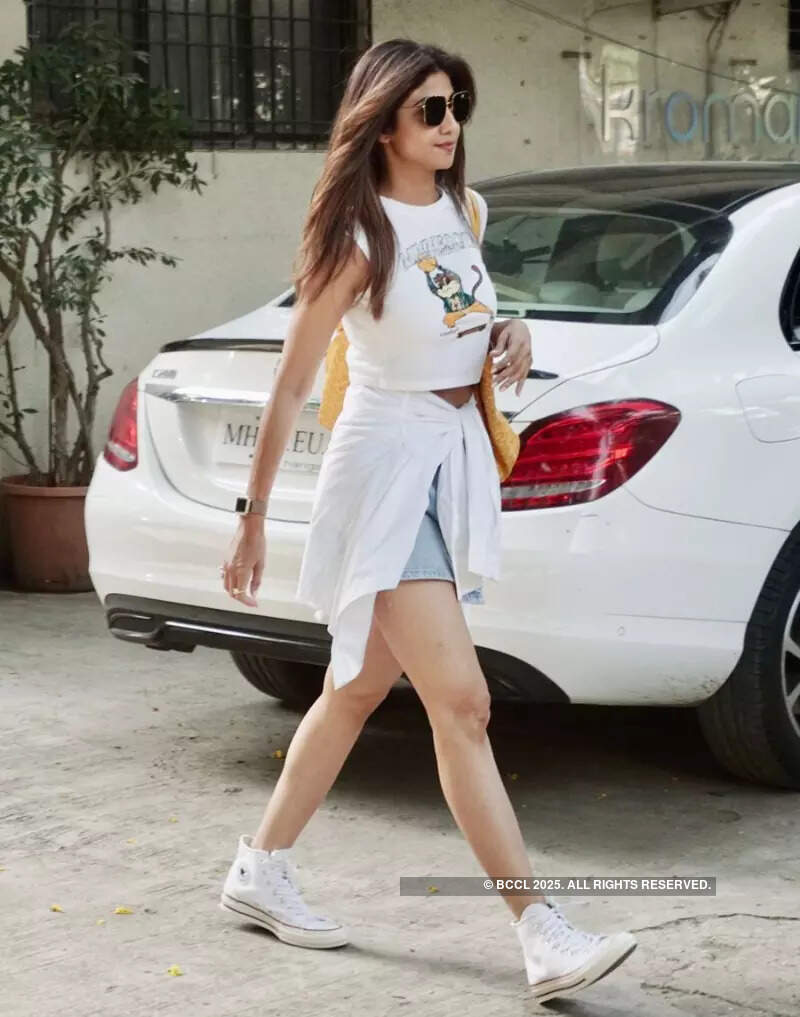 #ETimesSnapped: From Kareena Kapoor to Neena Gupta, paparazzi pictures of your favourite celebs